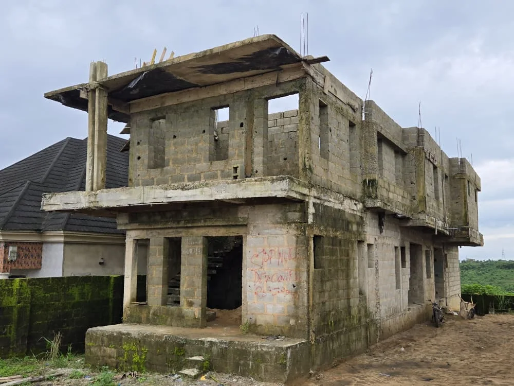 Unfinished residence between neighbouring buildings