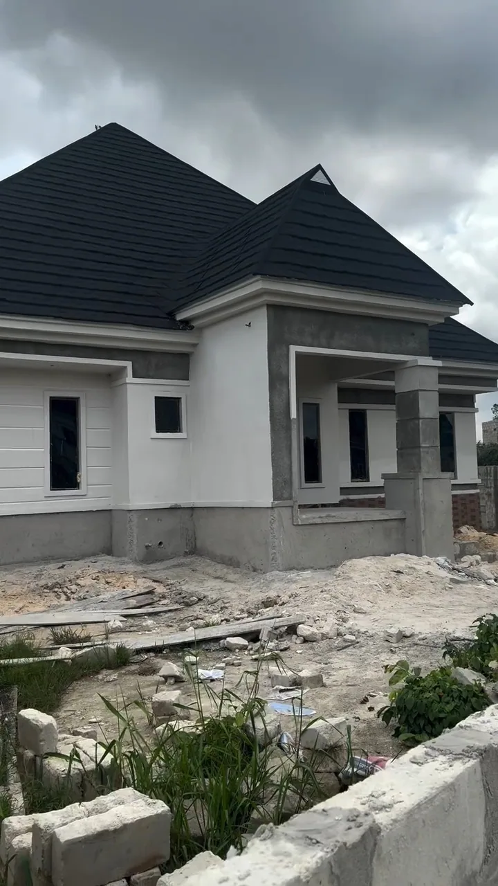 Ongoing roofed bungalow side view